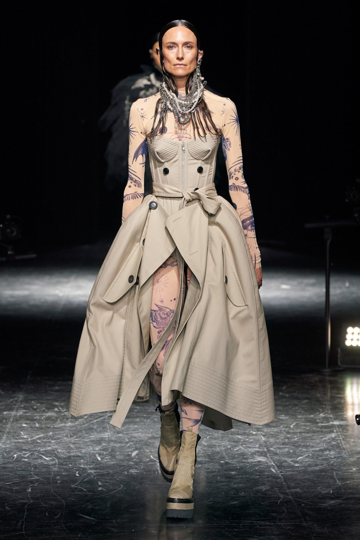 Jean Paul Gaultier kết hợp Chitose Abe để mang đến bộ sưu tập đầy bứt phá.