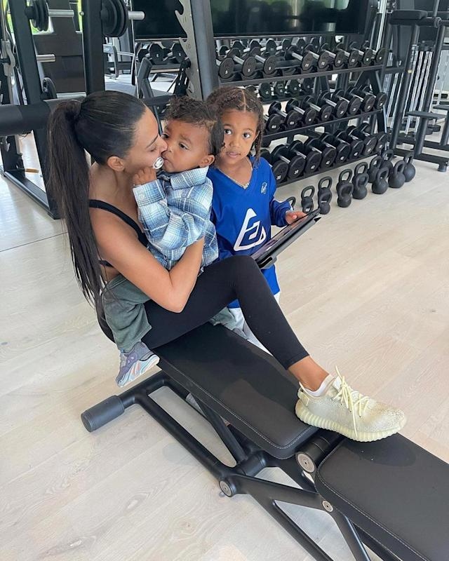 kim kardashian au yem cac con trong phong tap gym hinh anh 1