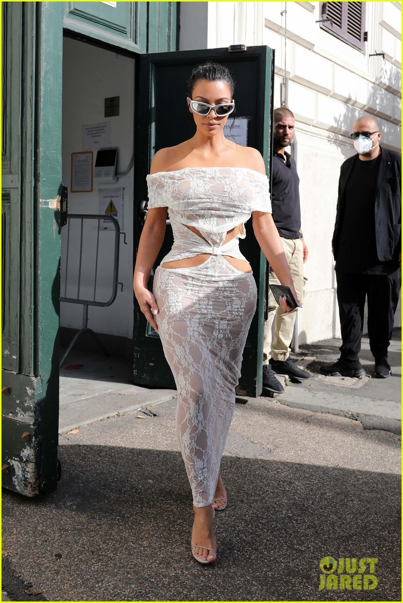 kim kardashian dien dam ren tre vai goi cam den tham thanh vatican hinh anh 1