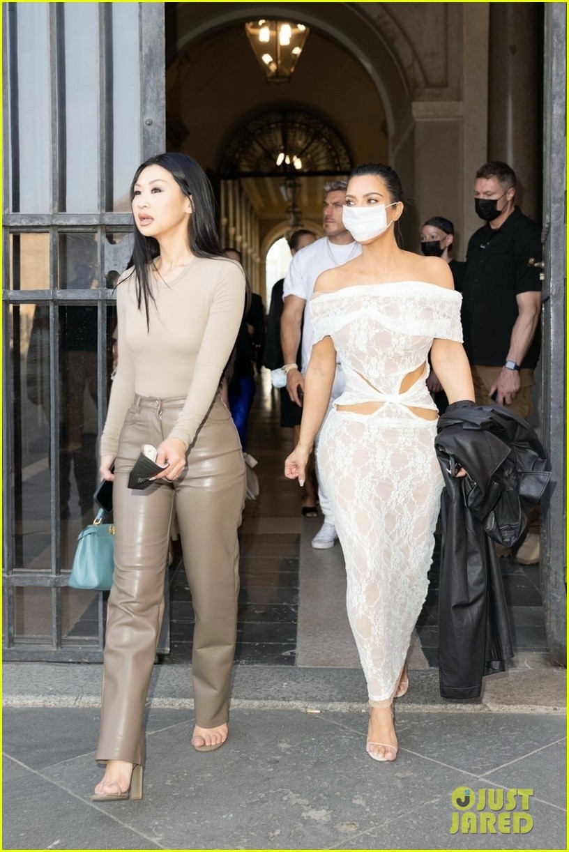 kim kardashian dien dam ren tre vai goi cam den tham thanh vatican hinh anh 2