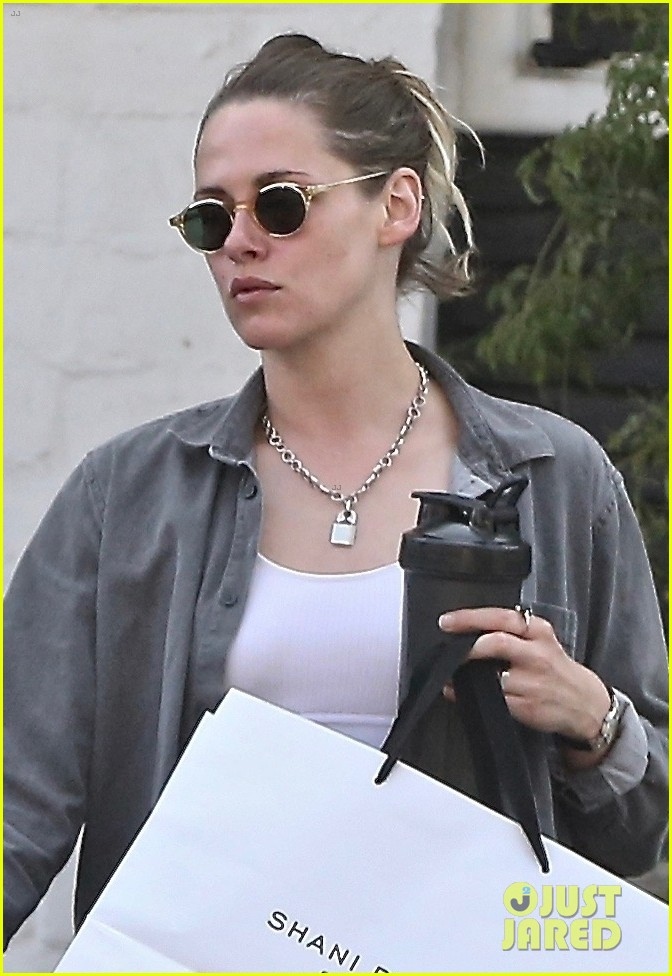 kristen stewart phoi do ca tinh khi di mua sam o los angeles hinh anh 3