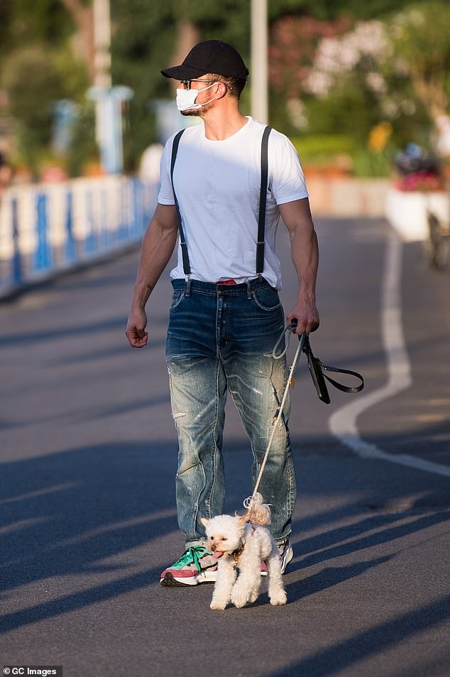 orlando bloom phong do dan thu cung di dao pho o Y hinh anh 2