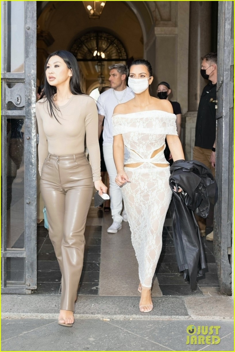 kim kardashian dien dam ren tre vai goi cam den tham thanh vatican hinh anh 4