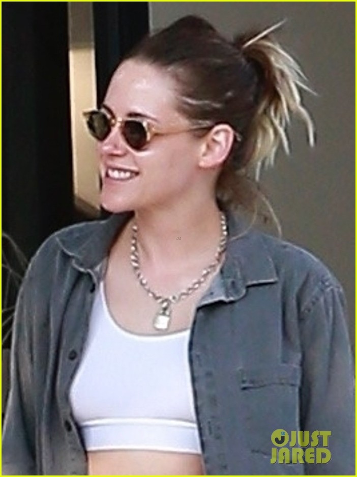 kristen stewart phoi do ca tinh khi di mua sam o los angeles hinh anh 5