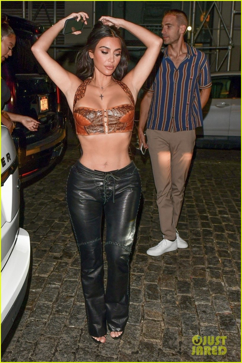 kim kardashian dien croptop khoe body nong bong di an toi cung ban be hinh anh 7