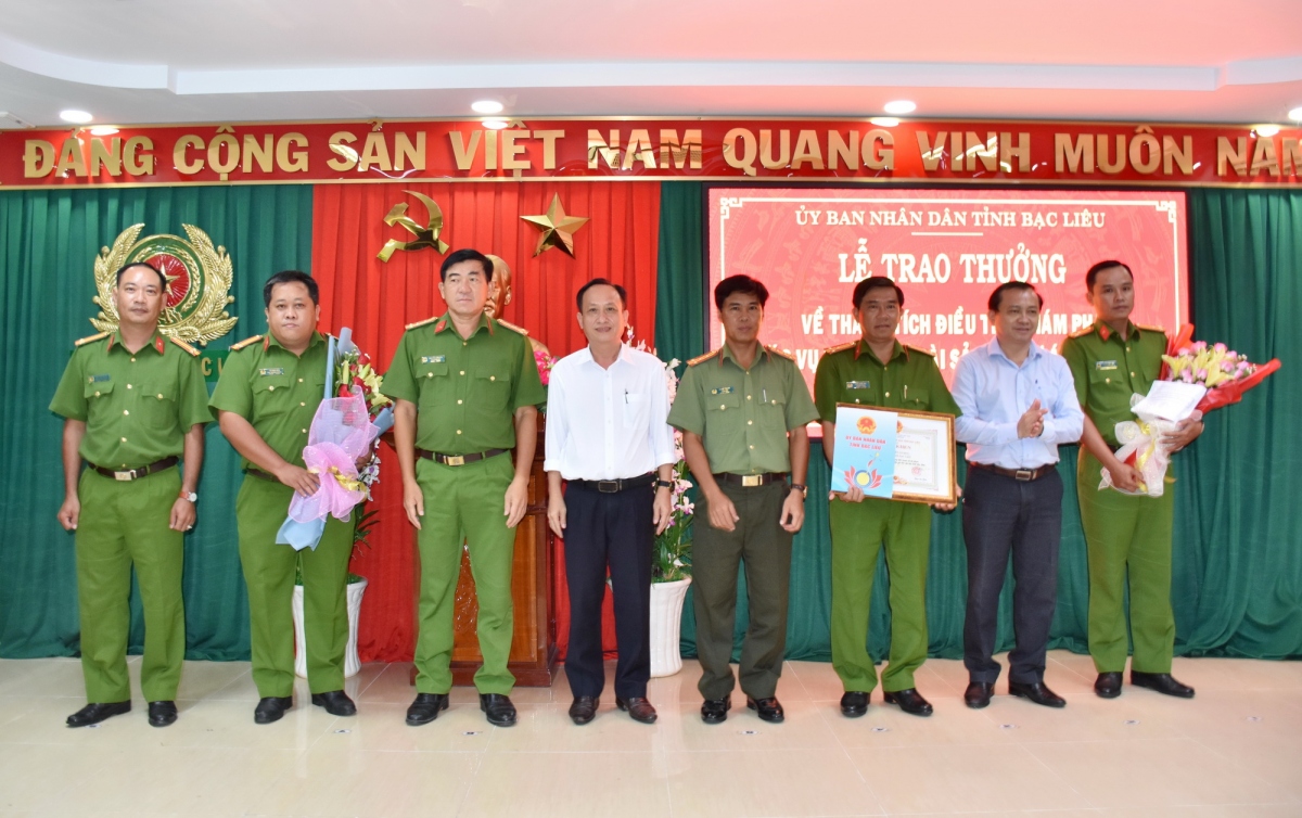 Khen thưởng Ban chuyên án triệt phá các vụ trộm cắp tài sản tại công trình điện gió