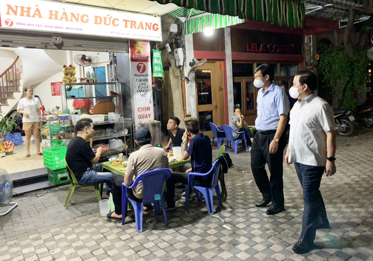 lanh dao ha noi kiem tra dot xuat cac co so dich vu an uong trong dem hinh anh 1