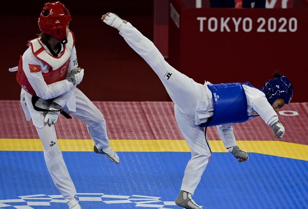 Kim Tuyền (giáp đỏ) vượt qua Yvette Yong để vào tứ kết. (Ảnh: Getty)