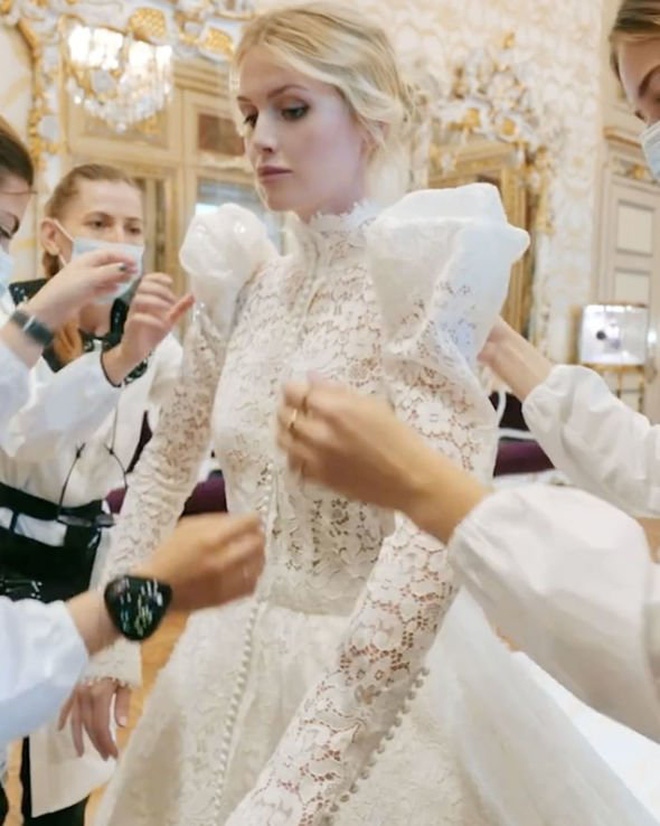 Có gì trong chiếc váy cưới Dior đầy mê hoặc của siêu mẫu kết hôn với tỷ phú  trẻ tuổi Evan Spiegel