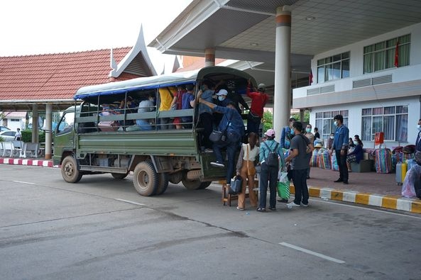 Lao động Lào sau khi nhập cảnh được đưa đi cách ly. Nguồn: Đài phát thanh Lào.