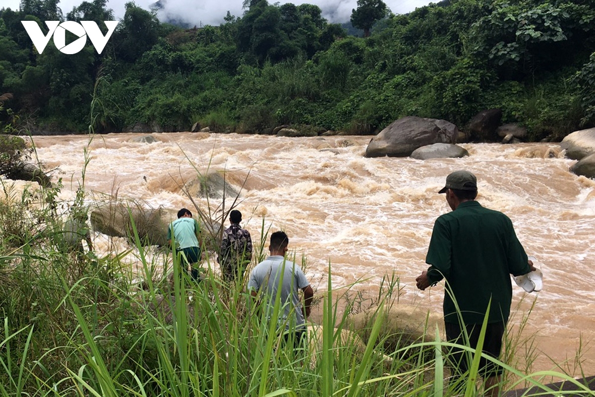 mot be trai 6 tuoi bi nuoc lu cuon troi thuong tam o son la hinh anh 1