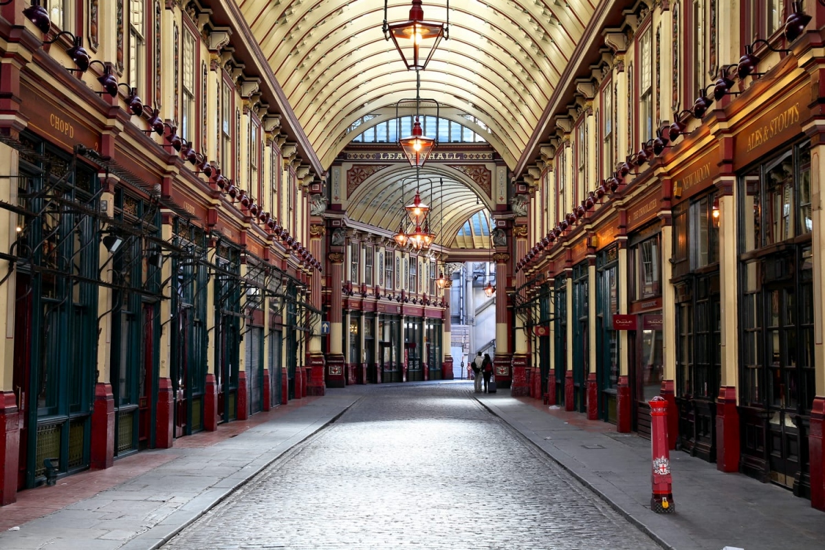 Leadenhall Market tại London (Anh) chính là Hẻm Xéo trong phim Harry Potter. Quán Cái Vạc Lủng trong phần 4 "Harry Potter và Chiếc cốc lửa" cũng được lấy bối cảnh tại khu phố này.