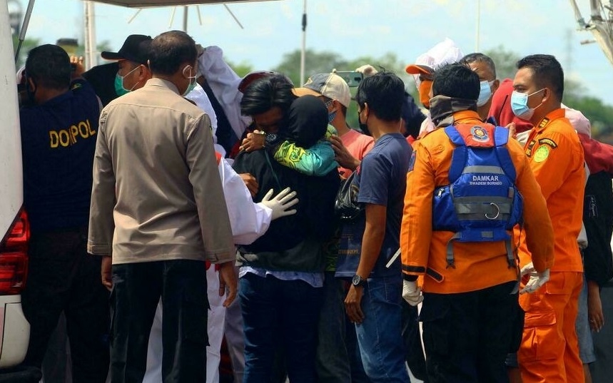 Lực lượng cứu hộ trong vụ đắm hàng loạt tàu cá Indonesia. Ảnh: AFP.