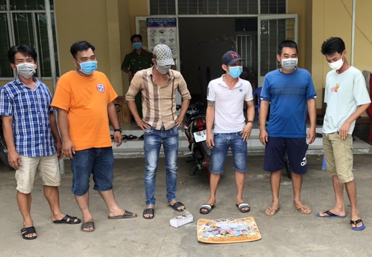 Đồng Tháp xử phạt 9 người tụ tập ăn nhậu 120 triệu đồng