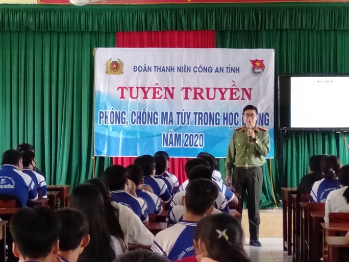 Tuyên truyền về phofg chống ma túy trong trường học ở An Giang. Ảnh: Người lao động.