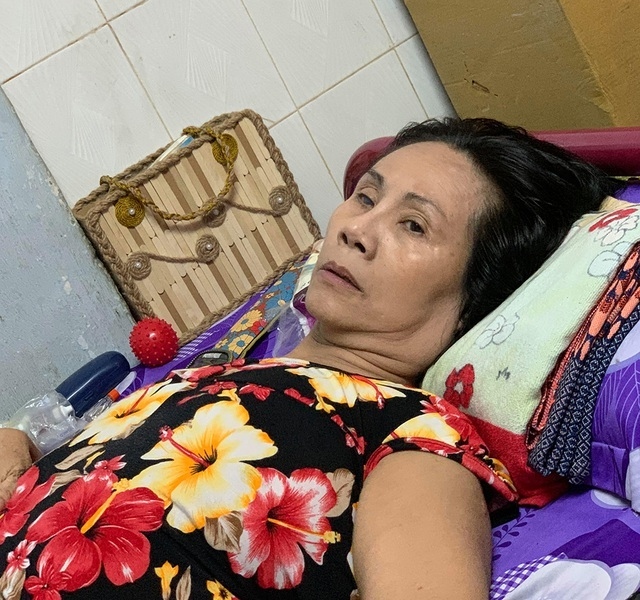 Do biến chứng, nữ nghệ sĩ khó khăn trong việc di chuyển và nhờ người thân chăm sóc.