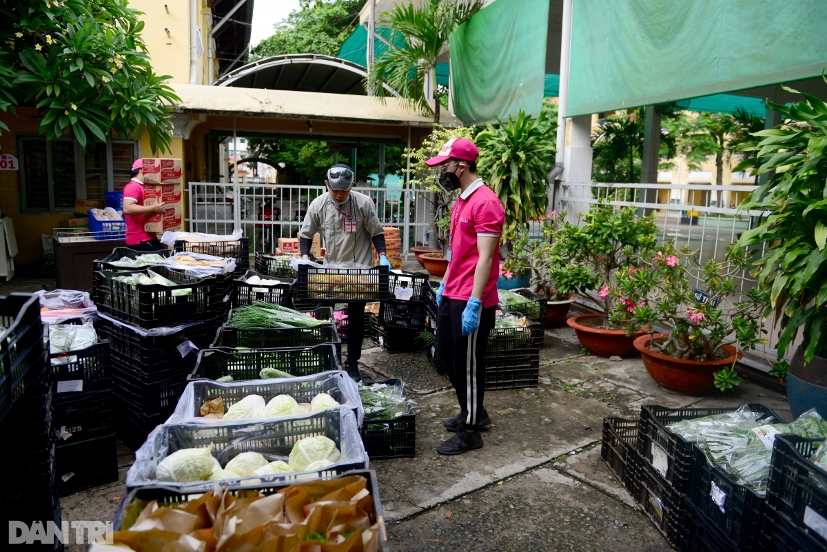mini supermarkets on pavements of hcm city draw customers picture 4
