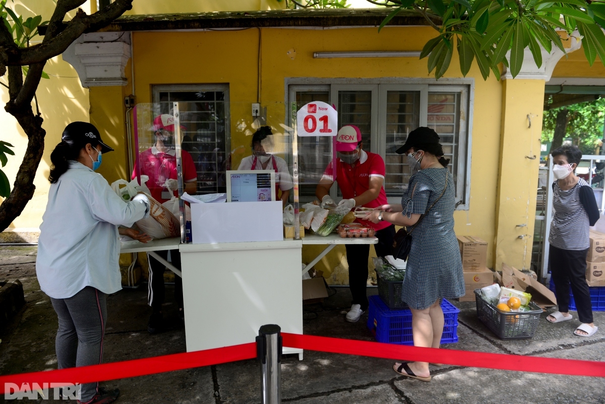 mini supermarkets on pavements of hcm city draw customers picture 8
