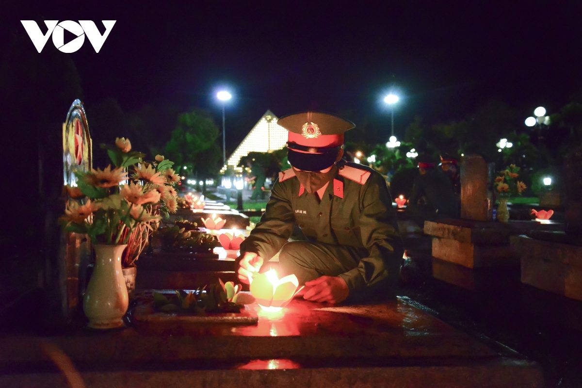 youths pay tribute to fallen soldiers on martyrs day picture 6