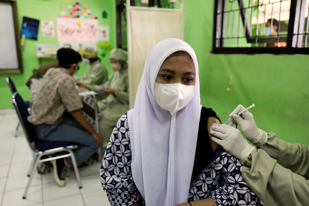 Tiêm vaccine ngừa Covid-19 tại Indonesia. Ảnh: Reuters