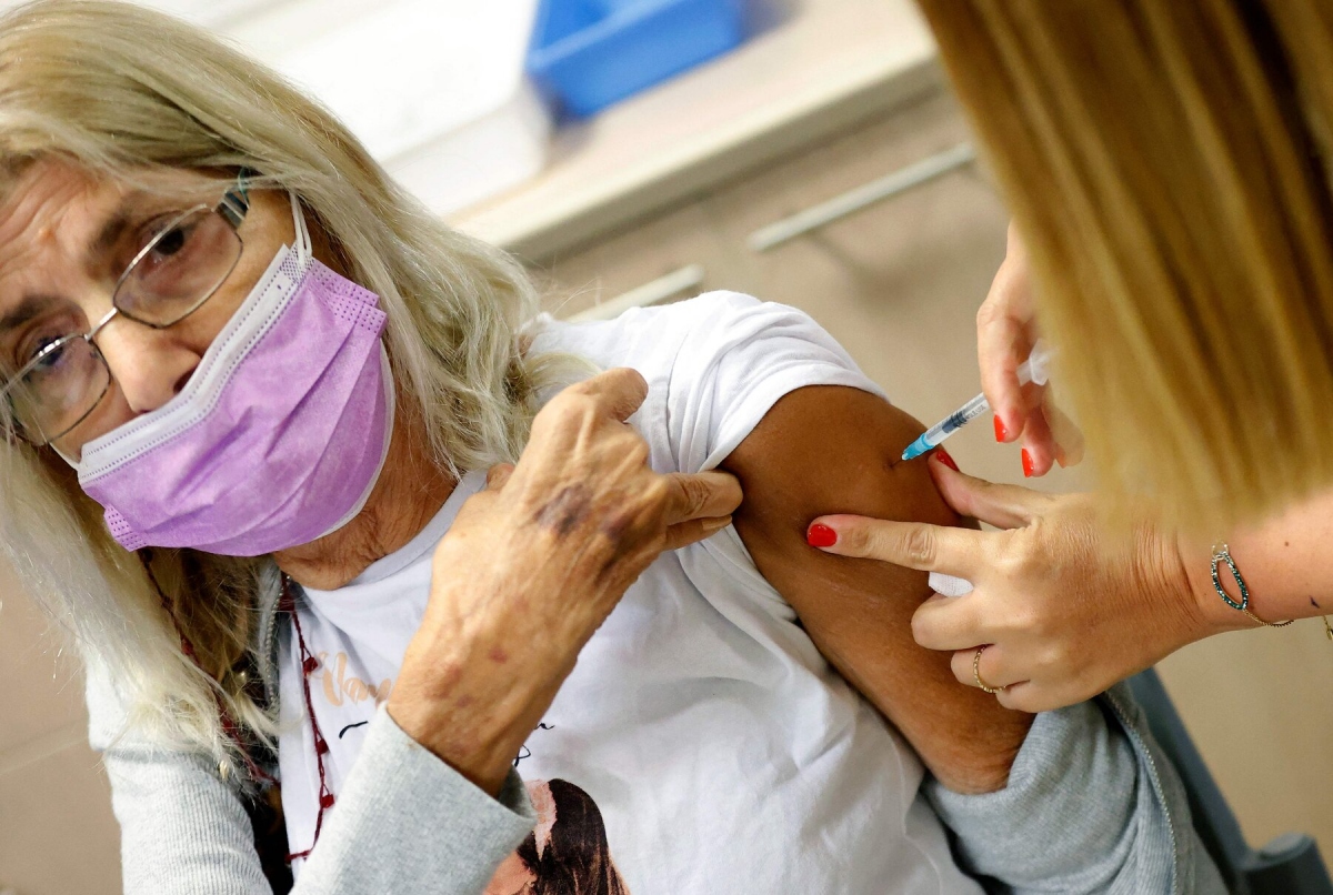 Một người phụ nữ tiêm vaccine Pfizer ở Israel. Ảnh: AFP