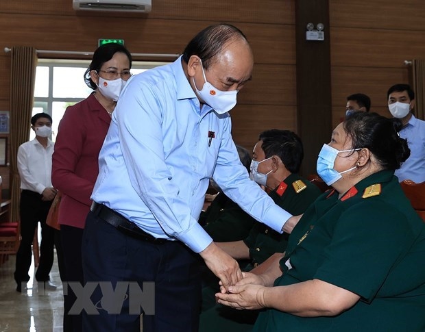 president presents gifts to invalids in ha nam picture 1