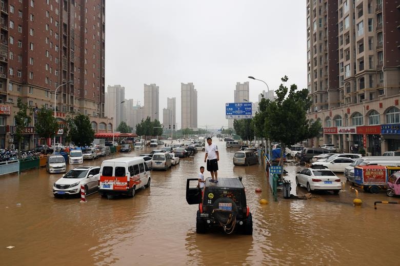 Hơn 7,5 triệu dân chịu ảnh hưởng bởi lũ lụt ở tỉnh Hà Nam, 56 nạn nhân thiệt mạng và hơn 1,5 triệu người phải sơ tán. Ảnh: Reuters