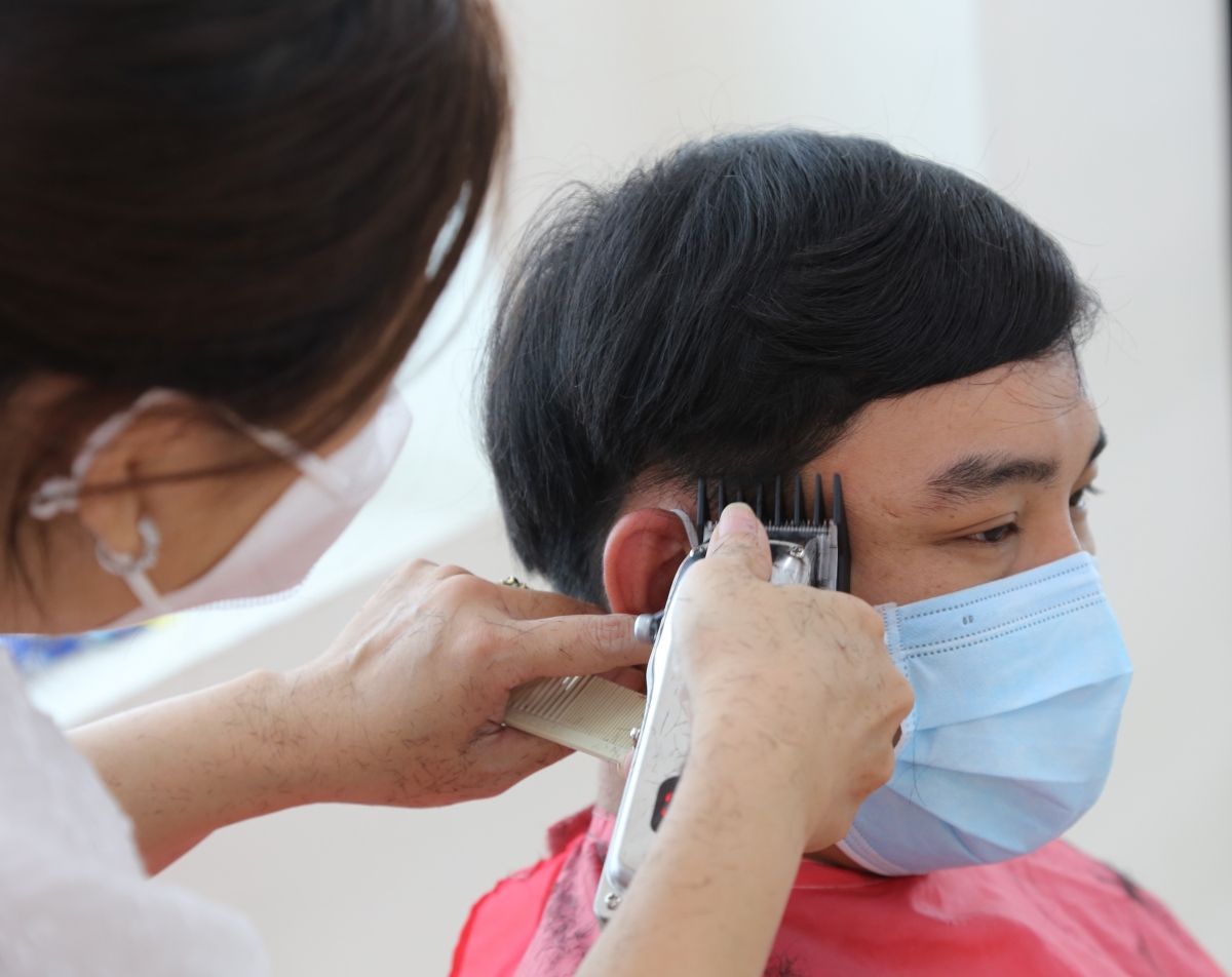 Tóc dài sẽ gây khó chịu, bất tiện khi làm việc (BV Chợ Rẫy cung cấp)