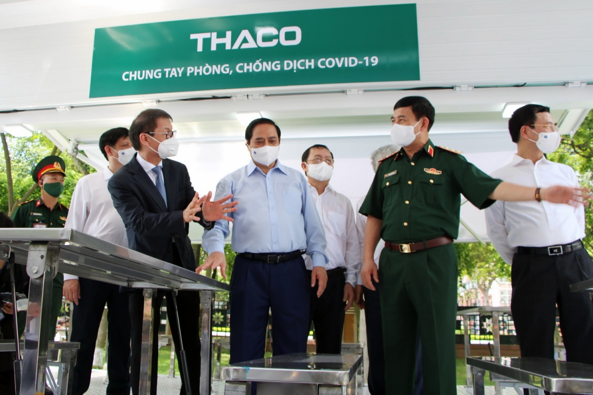 thaco san xuat va trao tang 126 xe van chuyen vaccine va tiem chung luu dong hinh anh 1