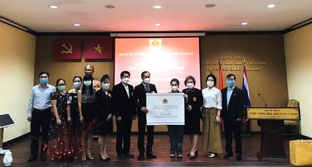 The Vietnamese Embassy in Thailand receives nearly 1.5 million baht donated by the Vietnamese community in the country.