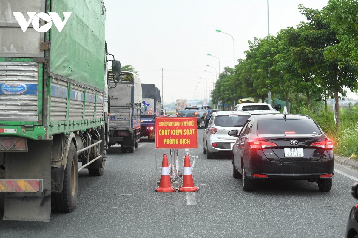 heavy traffic forms at entry to hanoi due to tight pandemic control measures picture 1 heavy traffic forms at entry to hanoi due to tight pandemic control measures picture 1