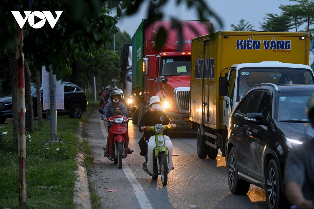 heavy traffic forms at entry to hanoi due to tight pandemic control measures picture 13