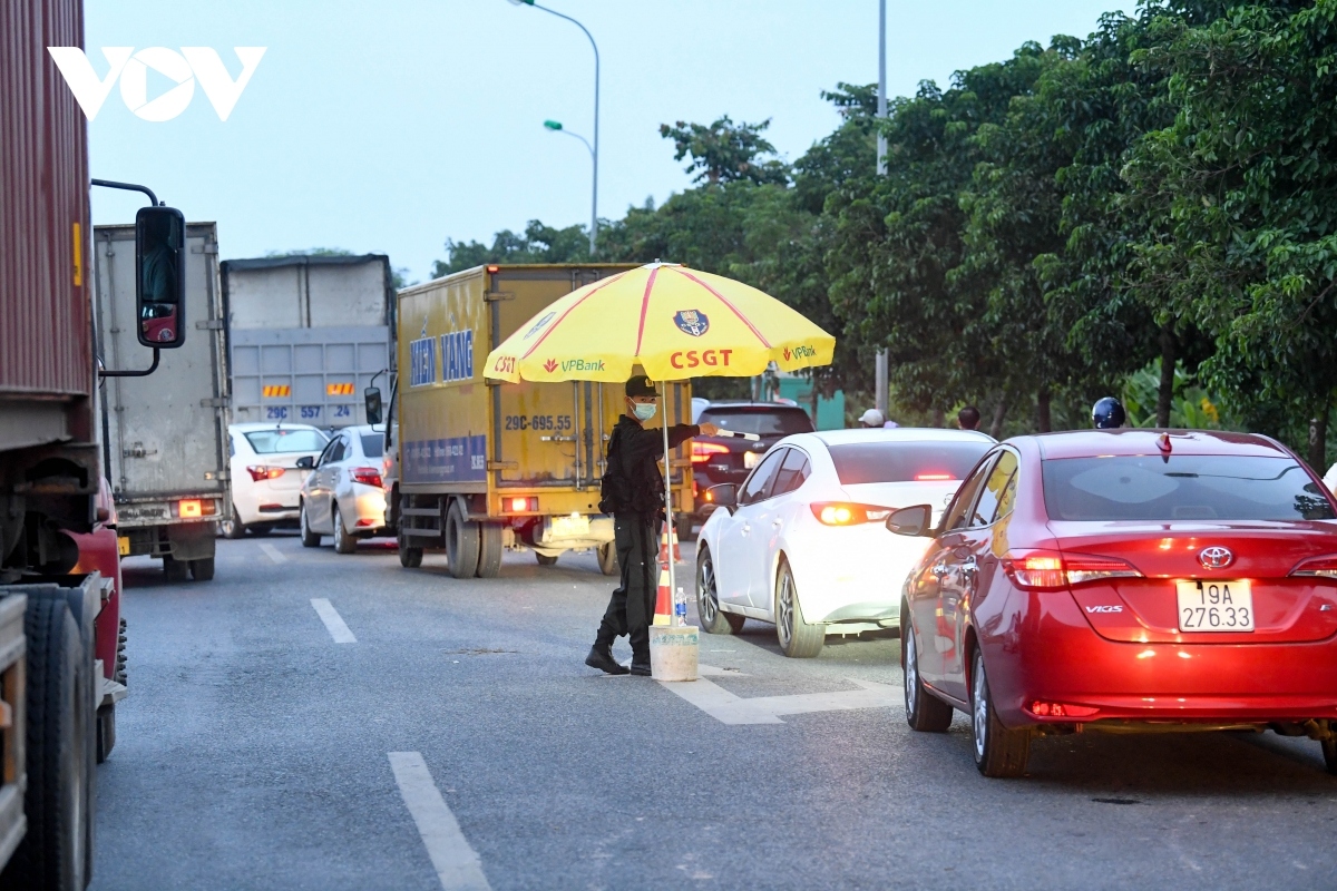 heavy traffic forms at entry to hanoi due to tight pandemic control measures picture 14