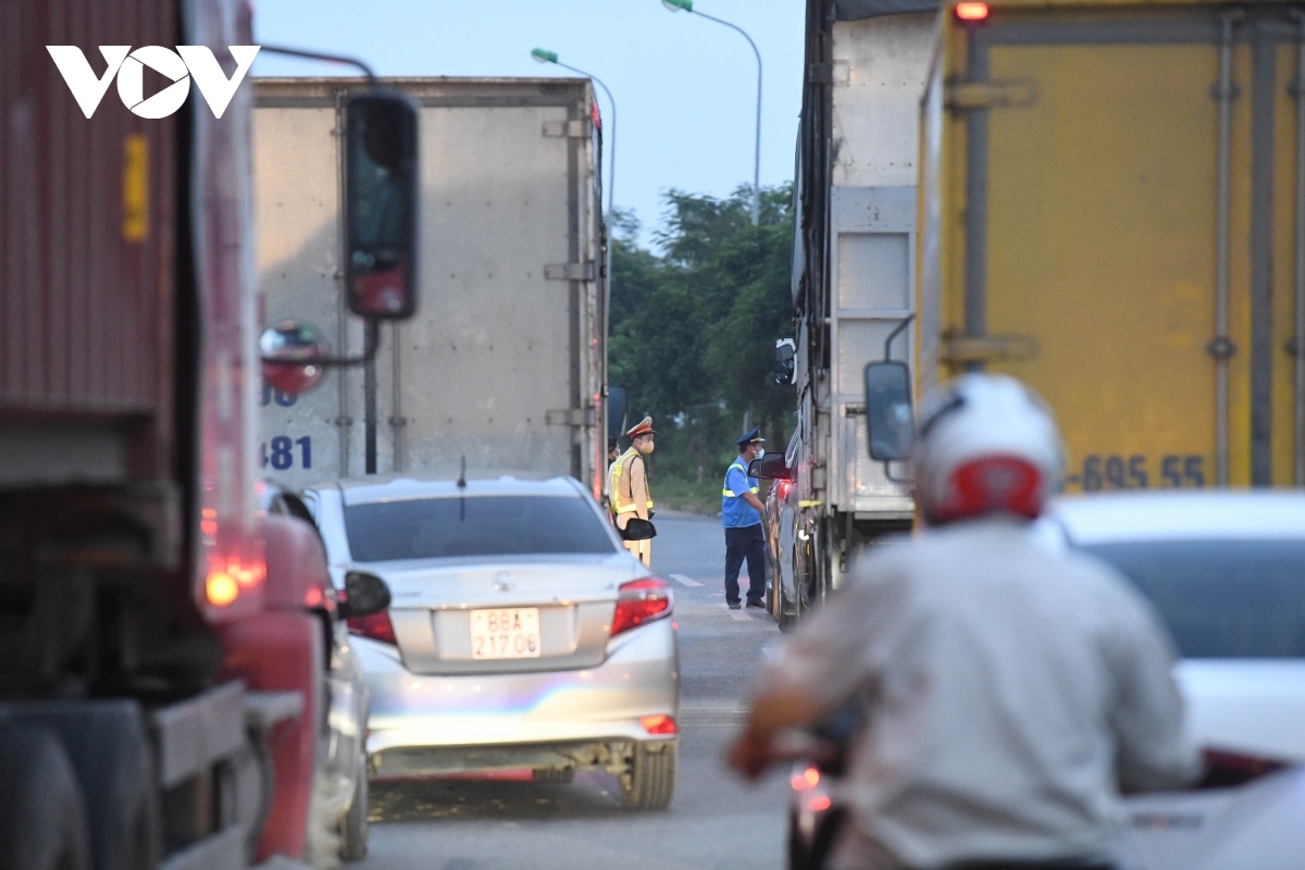 heavy traffic forms at entry to hanoi due to tight pandemic control measures picture 16