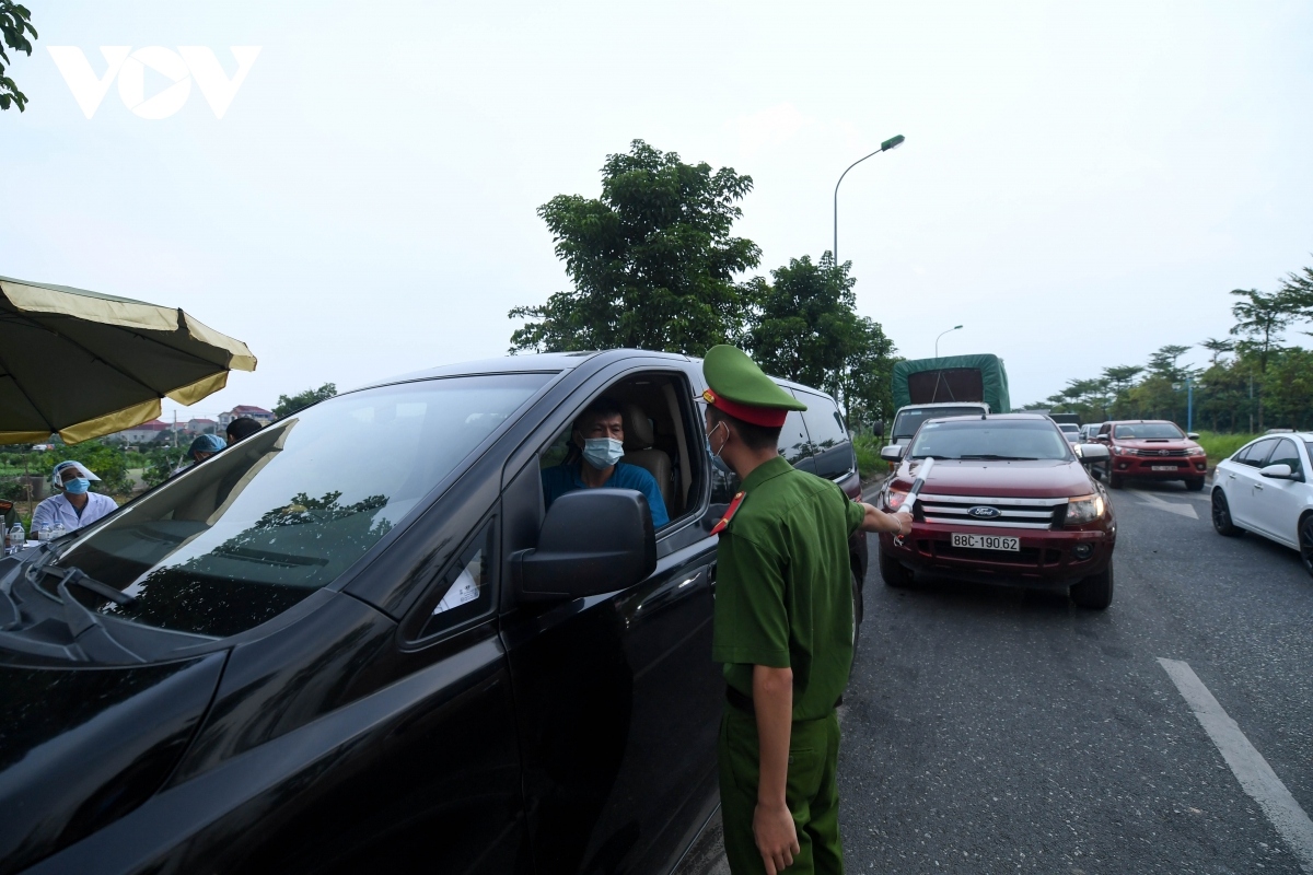 heavy traffic forms at entry to hanoi due to tight pandemic control measures picture 3