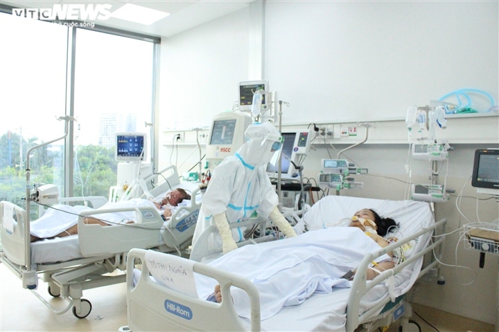 inside hcm city hospital for critically ill covid-19 patients picture 8