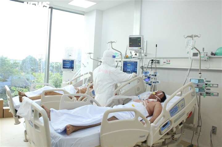 inside hcm city hospital for critically ill covid-19 patients picture 9