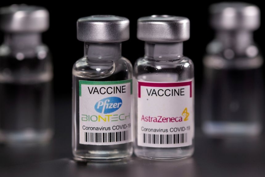 Hai liều vaccine Pfizer, AstraZeneca có hiệu quả cao trước biến thể Delta. Ảnh: Reuters