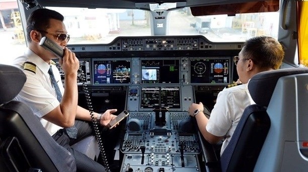 pilots required to be fully vaccinated to operate flights picture 1