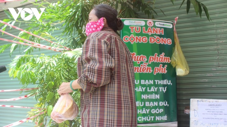 ho chi minh city residents receive help during social distancing picture 2