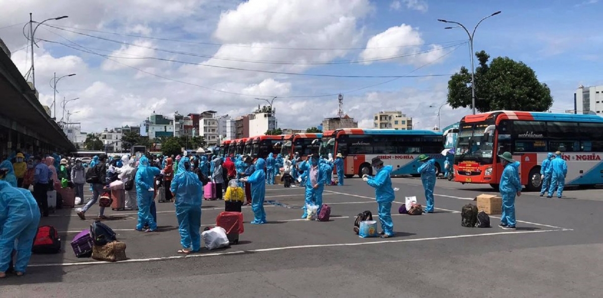 Hàng trăm người từ vùng dịch về Quảng Ngãi bằng xe máy mỗi ngày