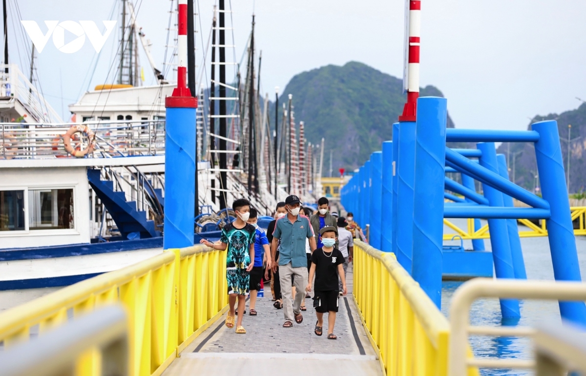 Local authorities offer 100% discounts for entrance tickets to Ha Long Bay, the Yen Tu relic site, and the Quang Ninh Museum until the end of the year, with the primary aim to recover the local tourism industry moving into post-pandemic period.