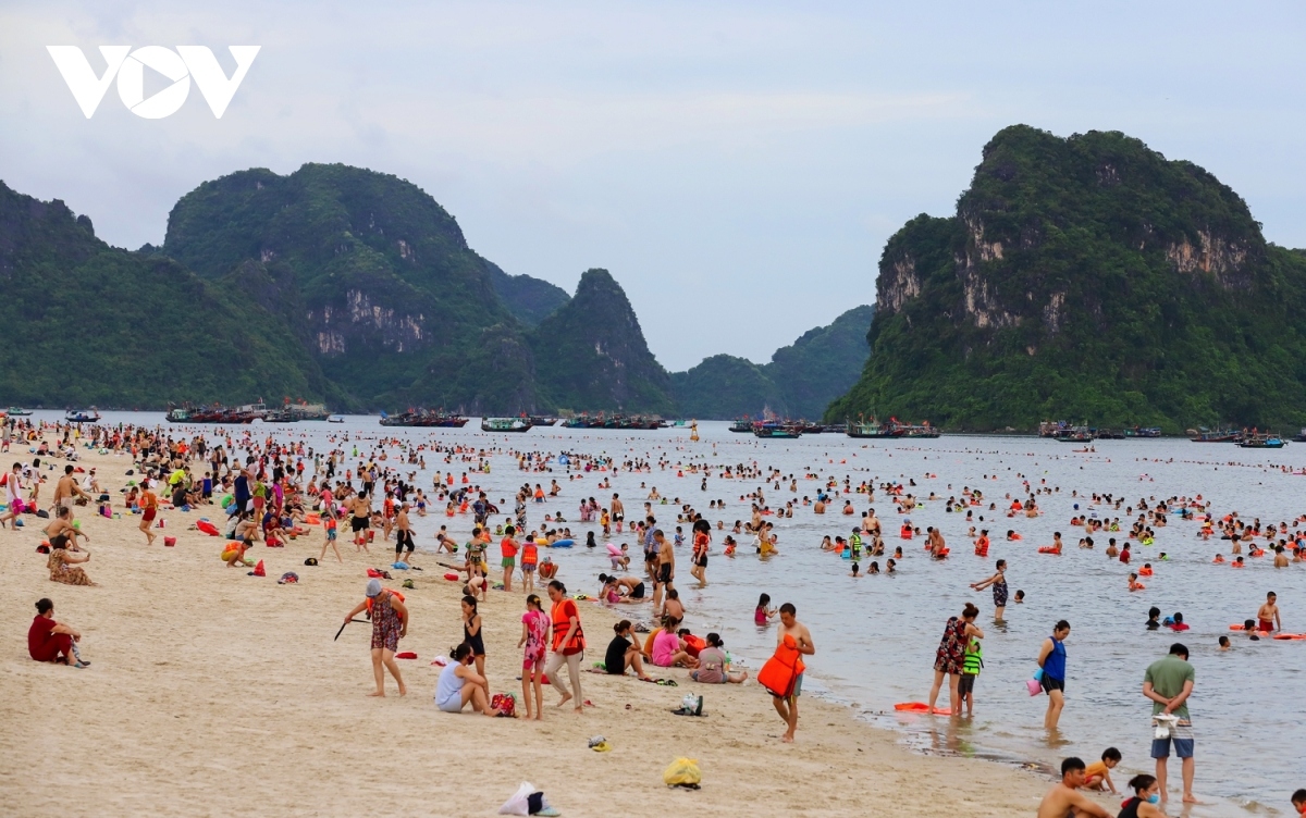Hon Gai and Bai Chay beaches attract thousands of locals amid the recent heat wave.