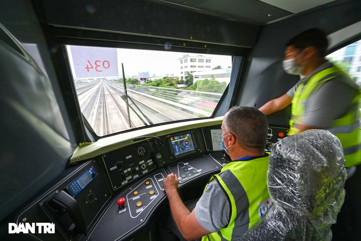 The trains are conducted by experienced drivers of the French manufacturer Alstom Company.