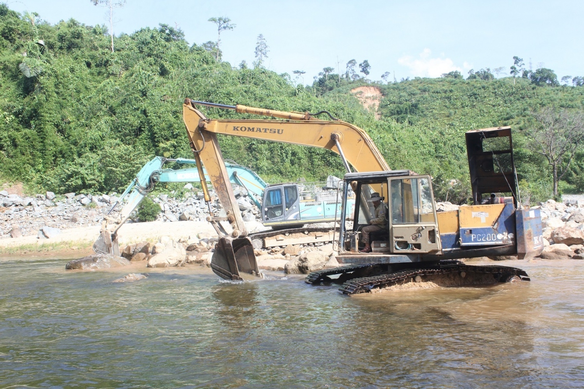 Mở đường tiếp cận bãi bồi số 3 tìm kiếm nạn nhân tại thuỷ điện Rào Trăng 3