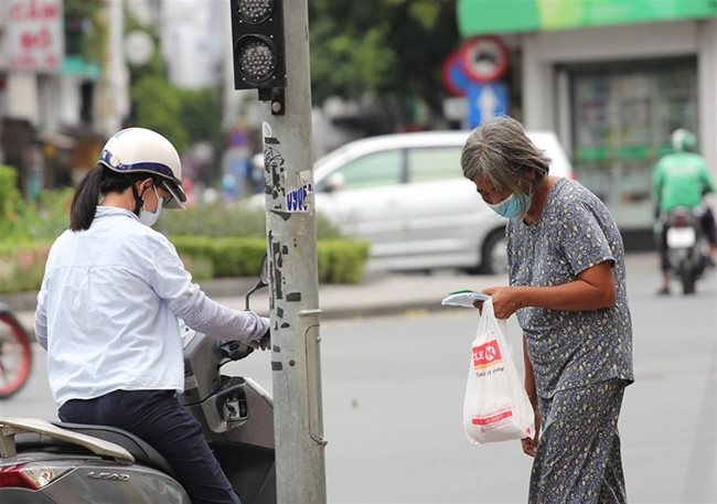 warming the cockles of strangers heart amid pandemic in hcmc picture 1
