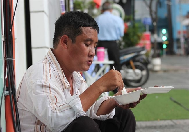 warming the cockles of strangers heart amid pandemic in hcmc picture 6