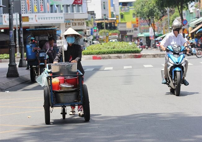 warming the cockles of strangers heart amid pandemic in hcmc picture 7