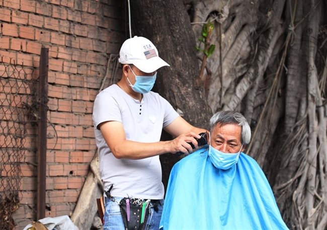 warming the cockles of strangers heart amid pandemic in hcmc picture 8