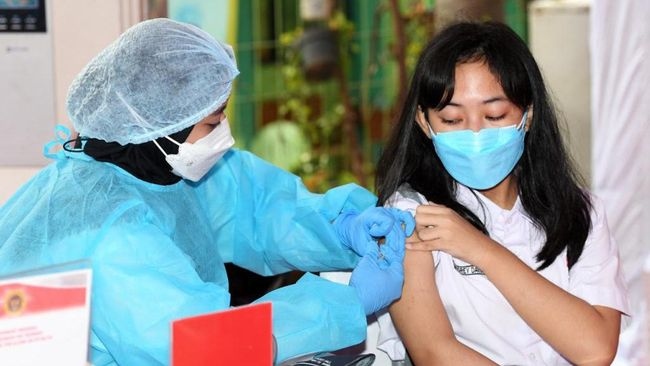 indonesia len ke hoach tiem mui vaccine ngua covid-19 thu 3 cho nguoi dan hinh anh 1